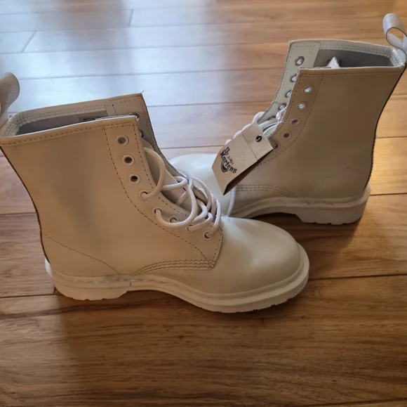 Doc Martens All White Smooth Mono Combat Boots Womens 6 Mens 5 NWT - Picture 7 of 8